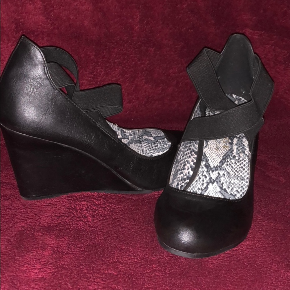 Black wedges